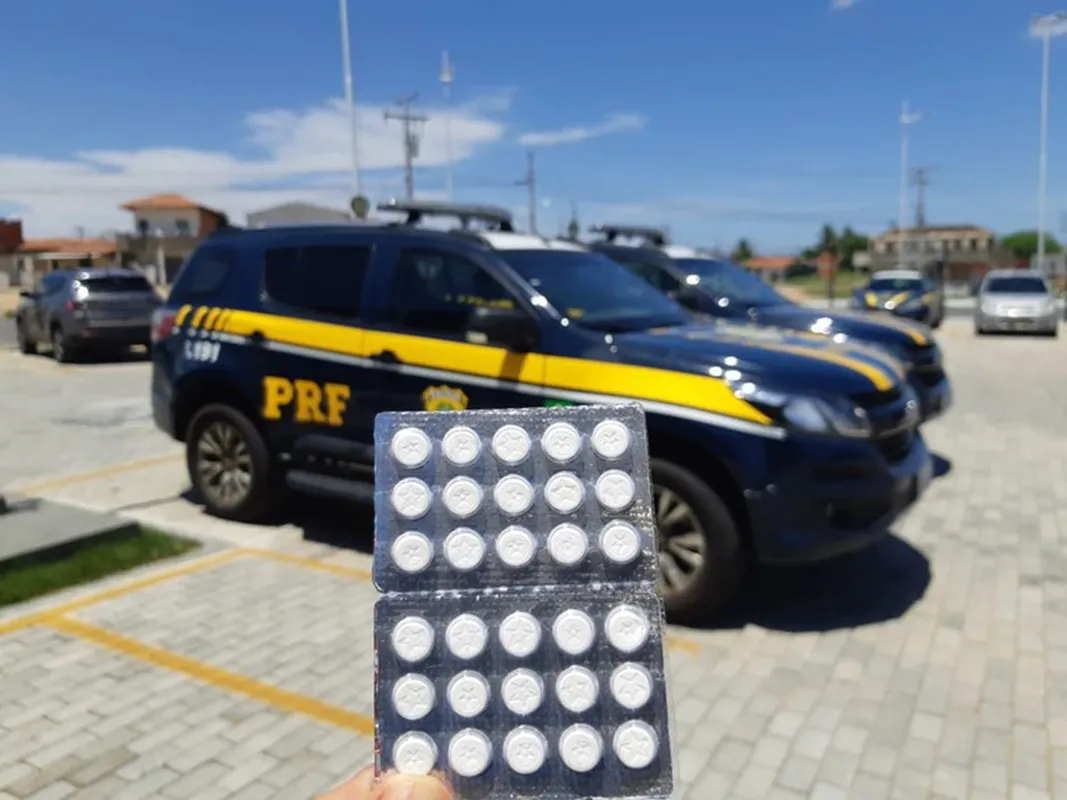 PRF flagra caminhoneiro realizando ultrapassagem proibida e acaba encontrando 44 comprimidos de rebite no caminhão