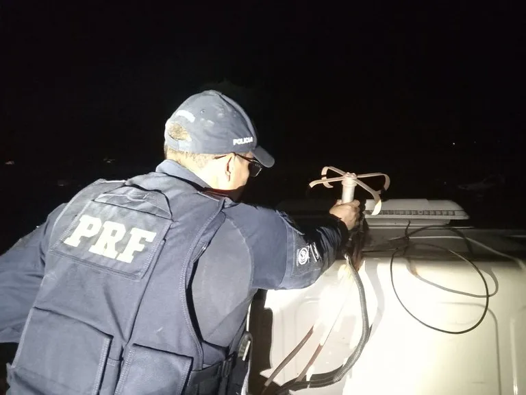 PRF flagra antena em caminhão e apreende rádio PX de caminhoneiro