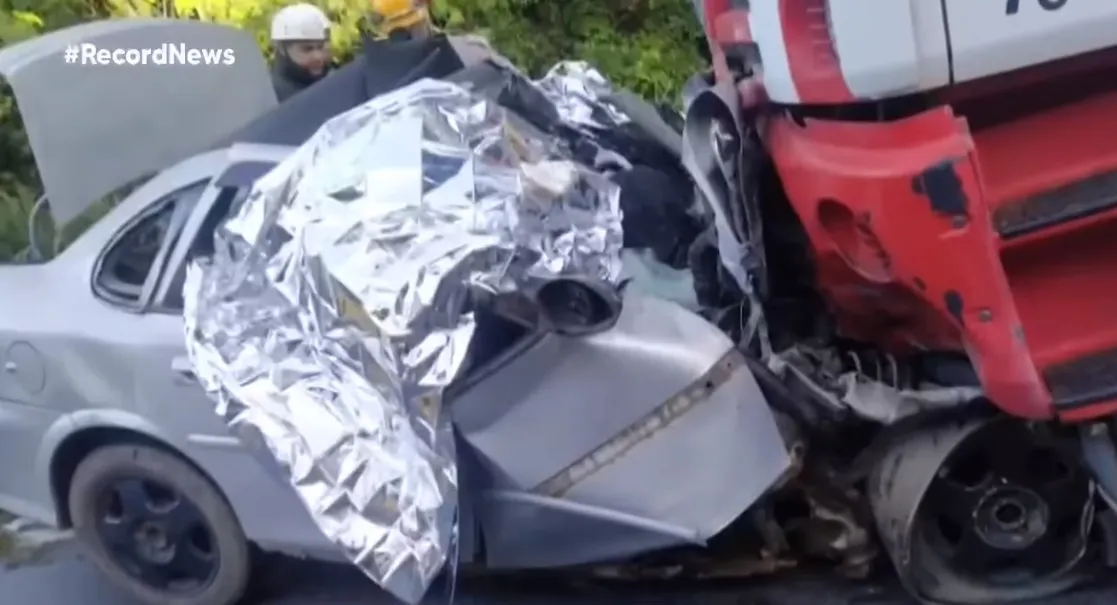acidente com carro e caminhão