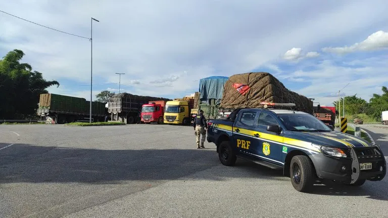 PRF intensifica fiscalização a veículos de carga na Rodovia Fernão Dias