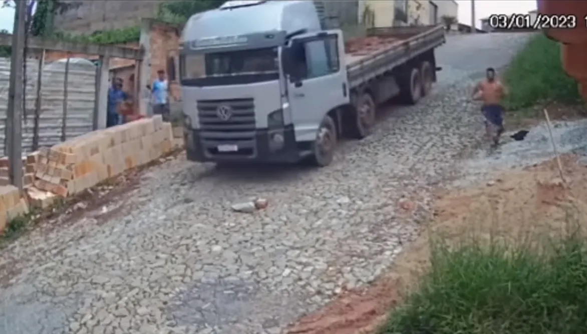 Caminhão desgovernado quase atropela o próprio motorista