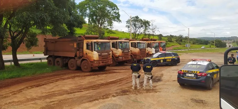 Caminhão sendo fiscalizado