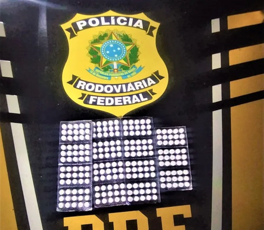 Caminhoneiro é preso, pela PRF, por transportar 225 comprimidos de rebite