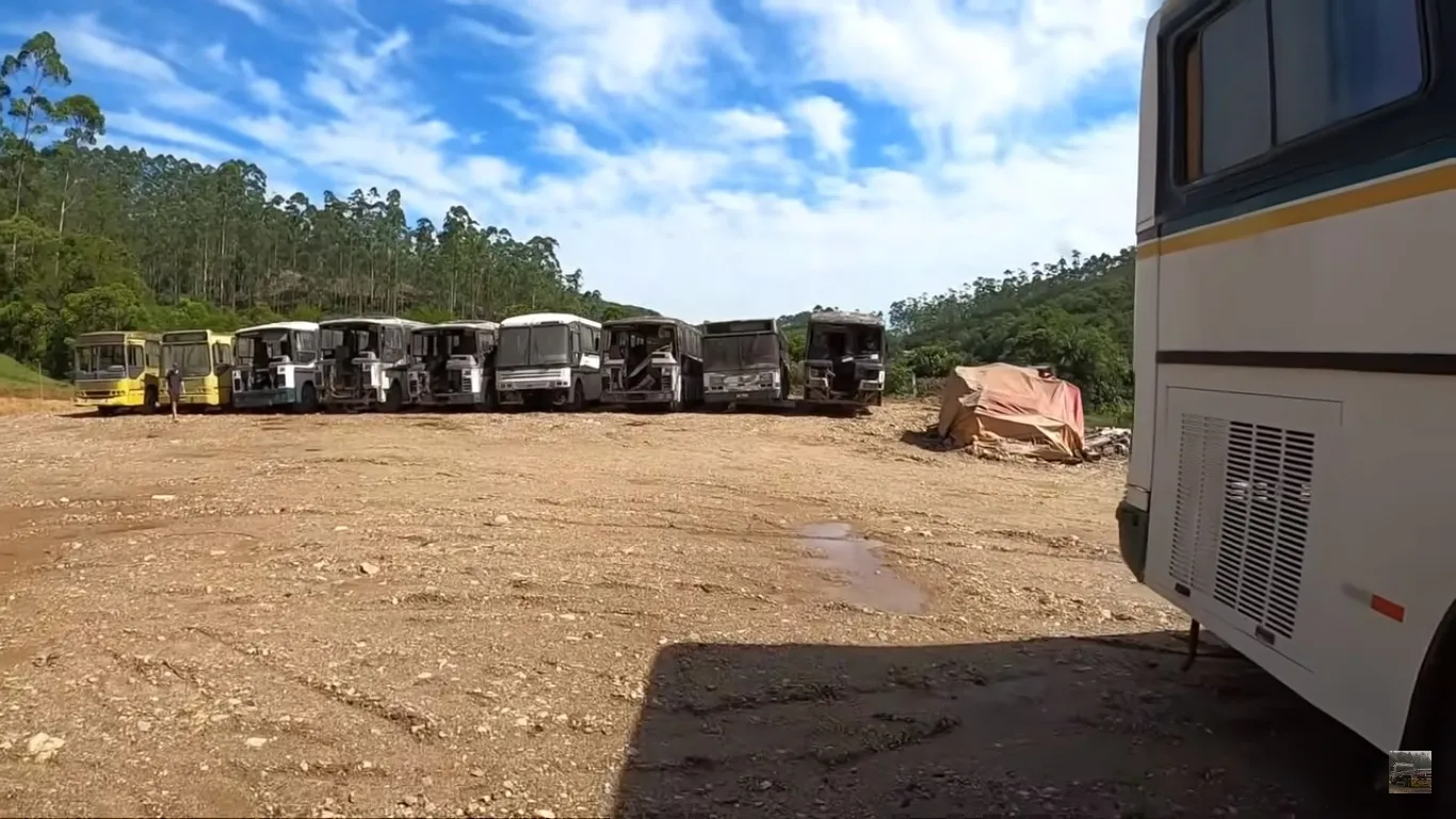 Conheça o cemitério de ônibus que possui vários Scania