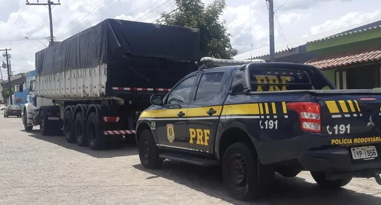 Placa de carreta é clonada por não pagar licenciamento desde 2019