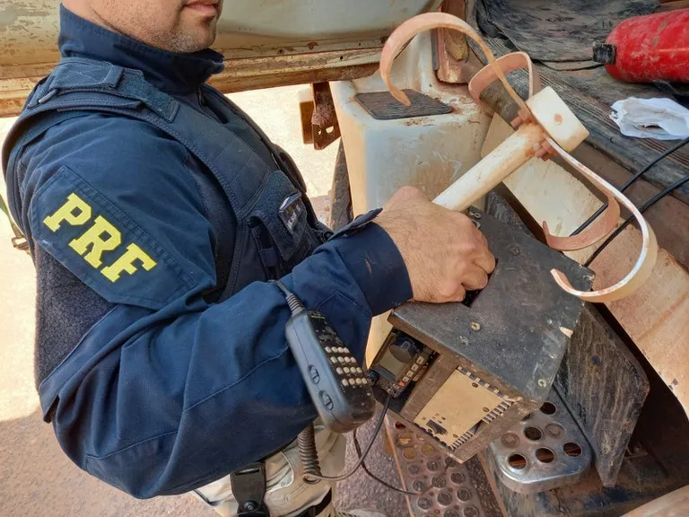 PRF prende caminhoneiro por uso de rádio comunicador clandestino