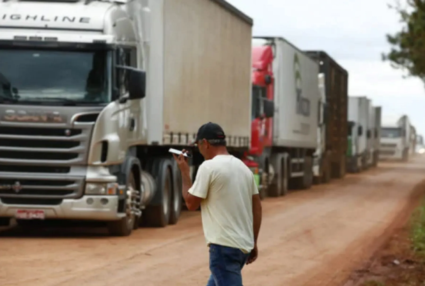 Caminhoneiro faz qualquer coisa por um sinal de wi-fi