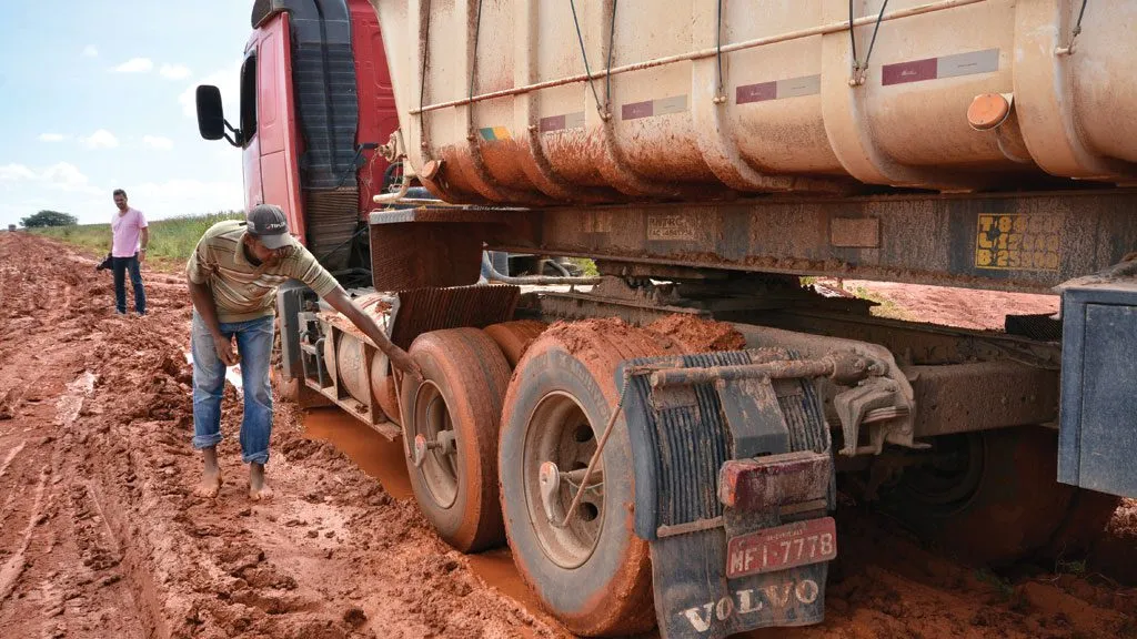 Caminhoneiro reclama que lama em pneu pode aumentar até 300 kg em balança
