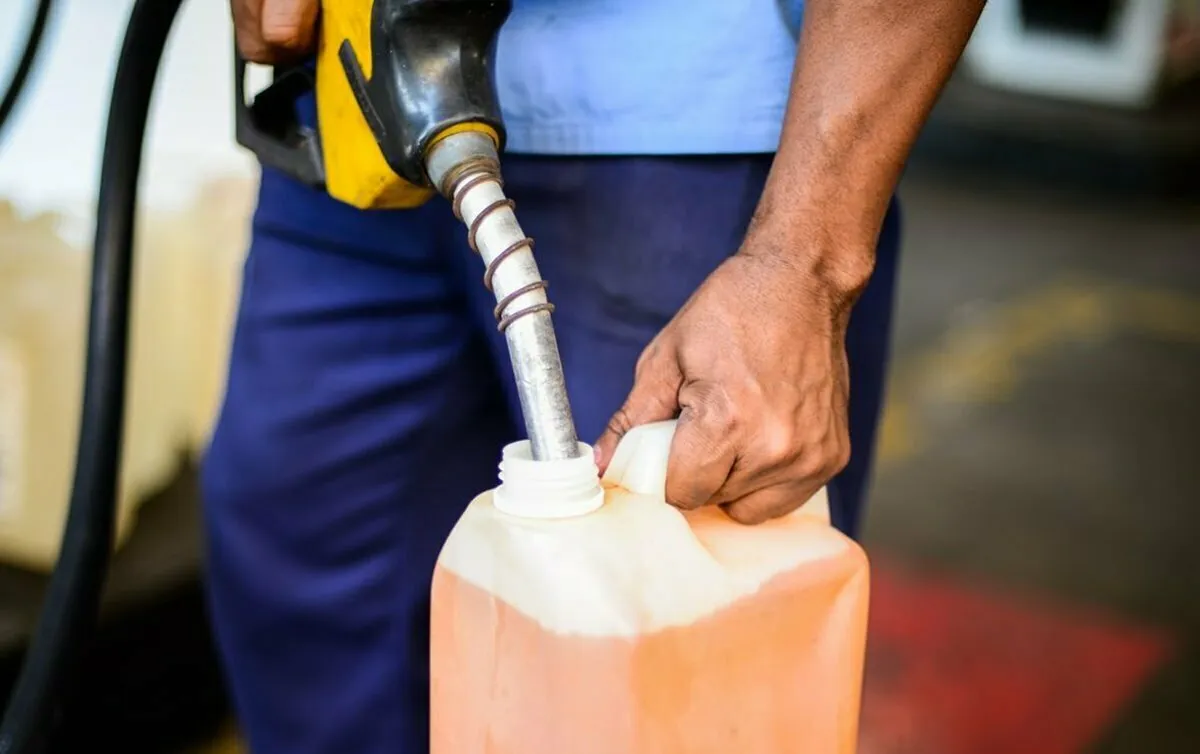 Por que a gasolina não cai mesmo com queda do petróleo?