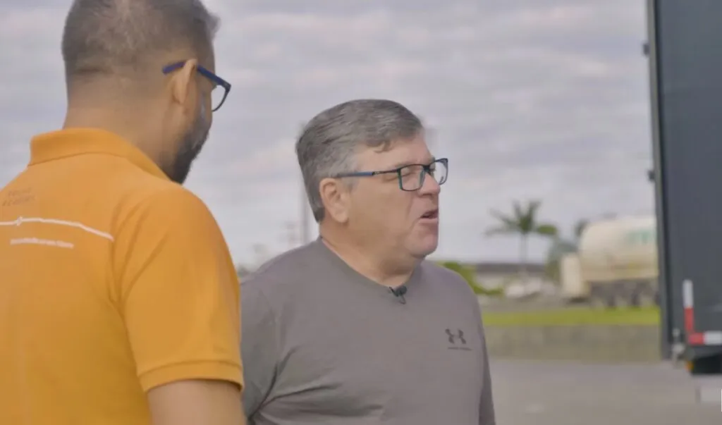 Kiko bonesi com caminhão volvo
