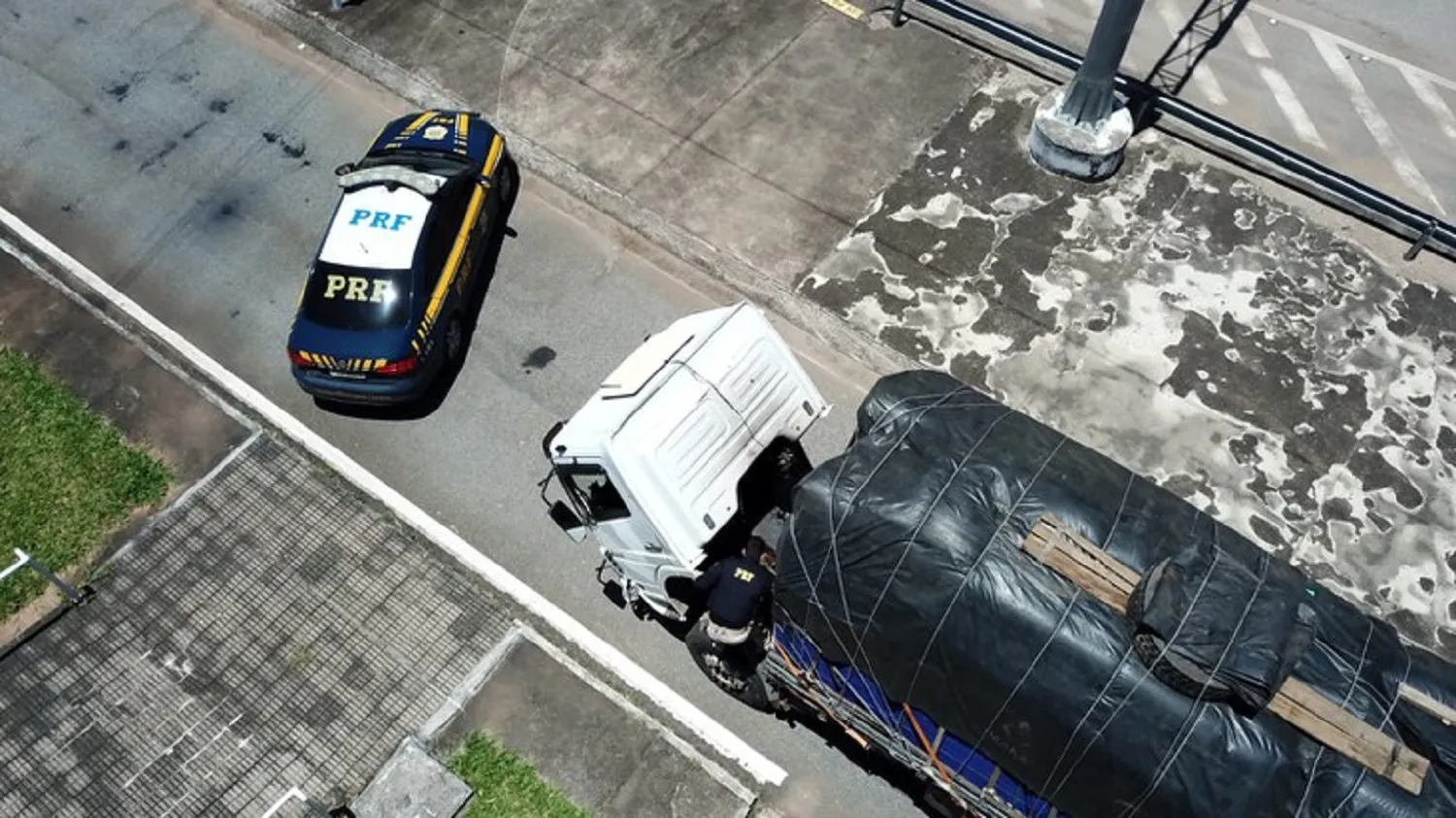 PRF Prende Motorista Que Trocou As Placas Do Caminhao Para Nao Pagar O Licenciamento