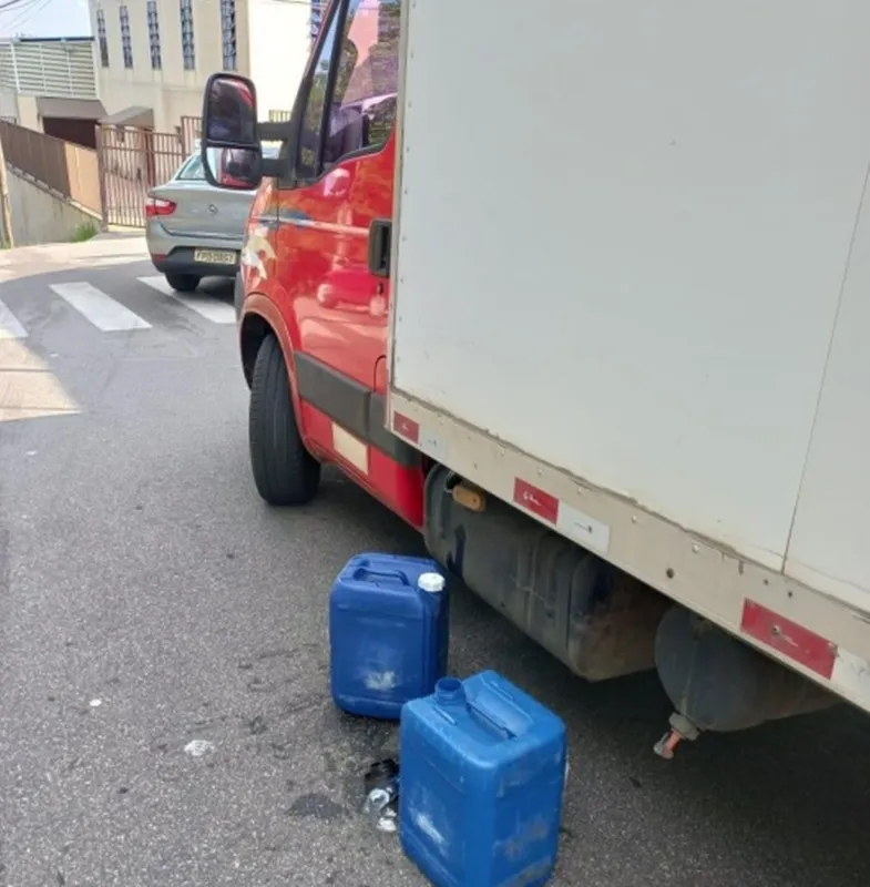 Homens são flagrados roubando combustível de transportadora