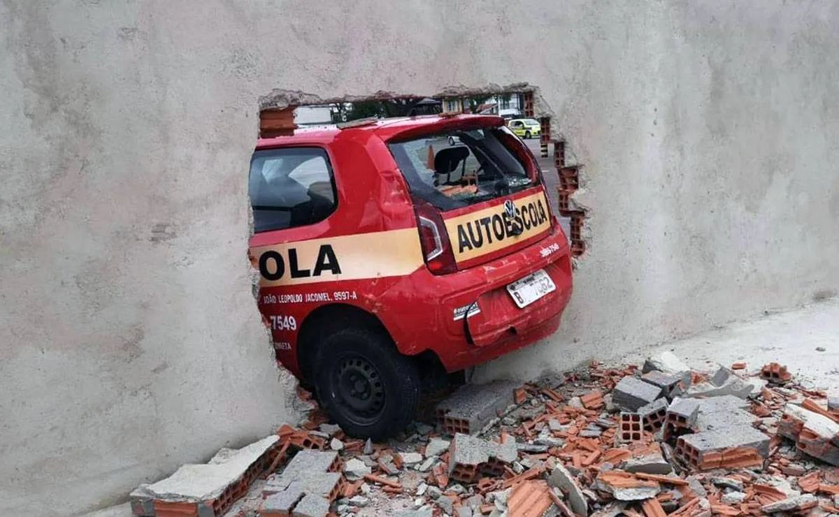 Bati o carro da auto escola, quem paga o prejuizo?