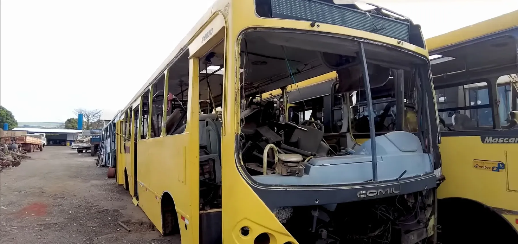 Conheça o maior desmanche de ônibus do Brasil
