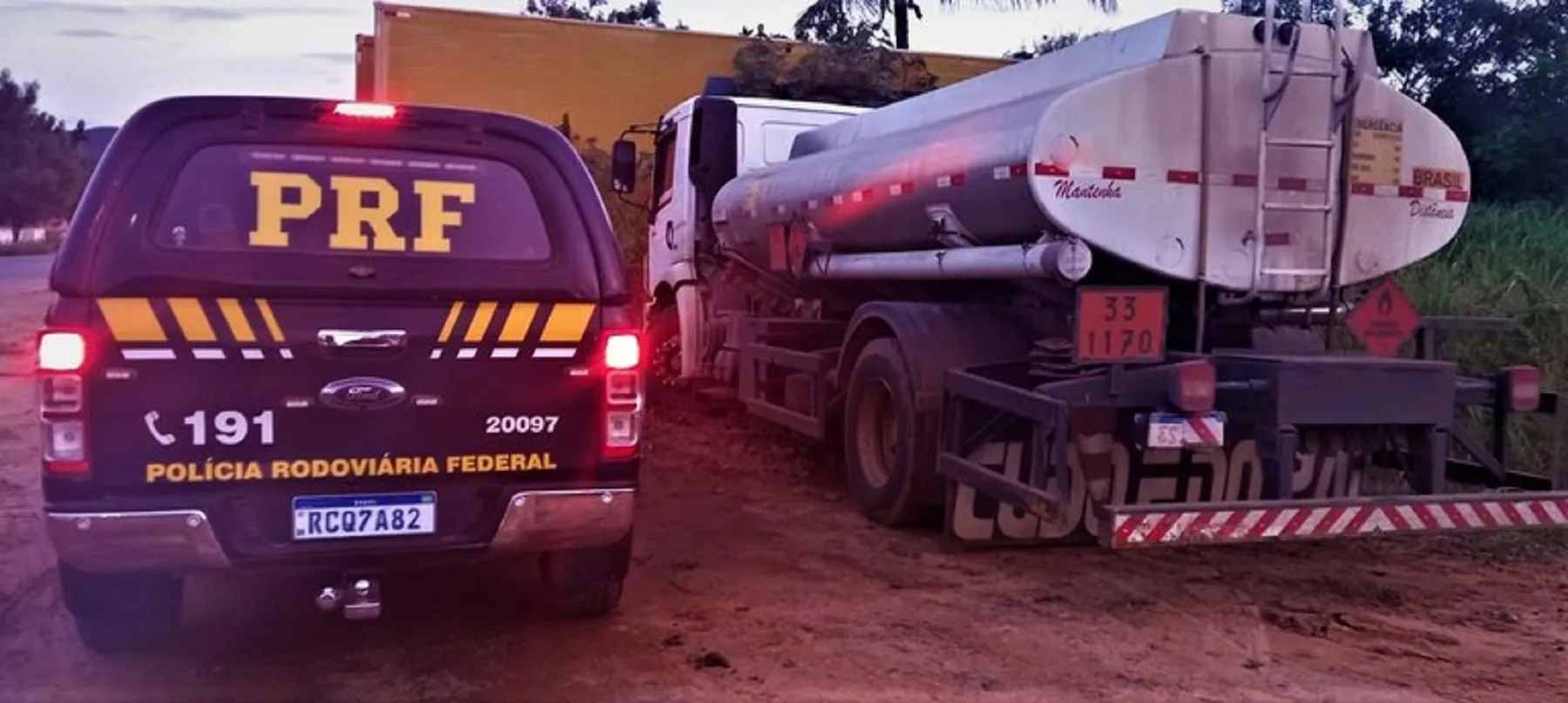 PRF apreende caminhão, utilizado no transporte de combustível, transportando cachaça