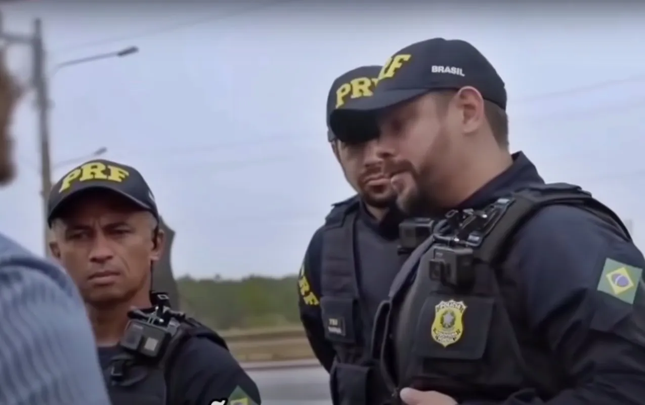 Tratamento da PRF com um caminhoneiro Idoso chama atenção