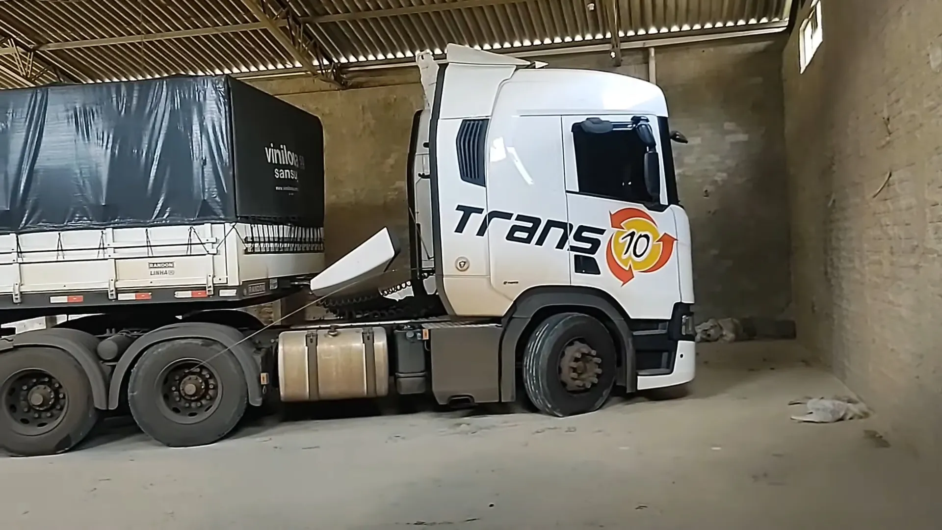 Polícia Militar do Paraná recupera carreta roubada, quando transportava 38 toneladas de ureia