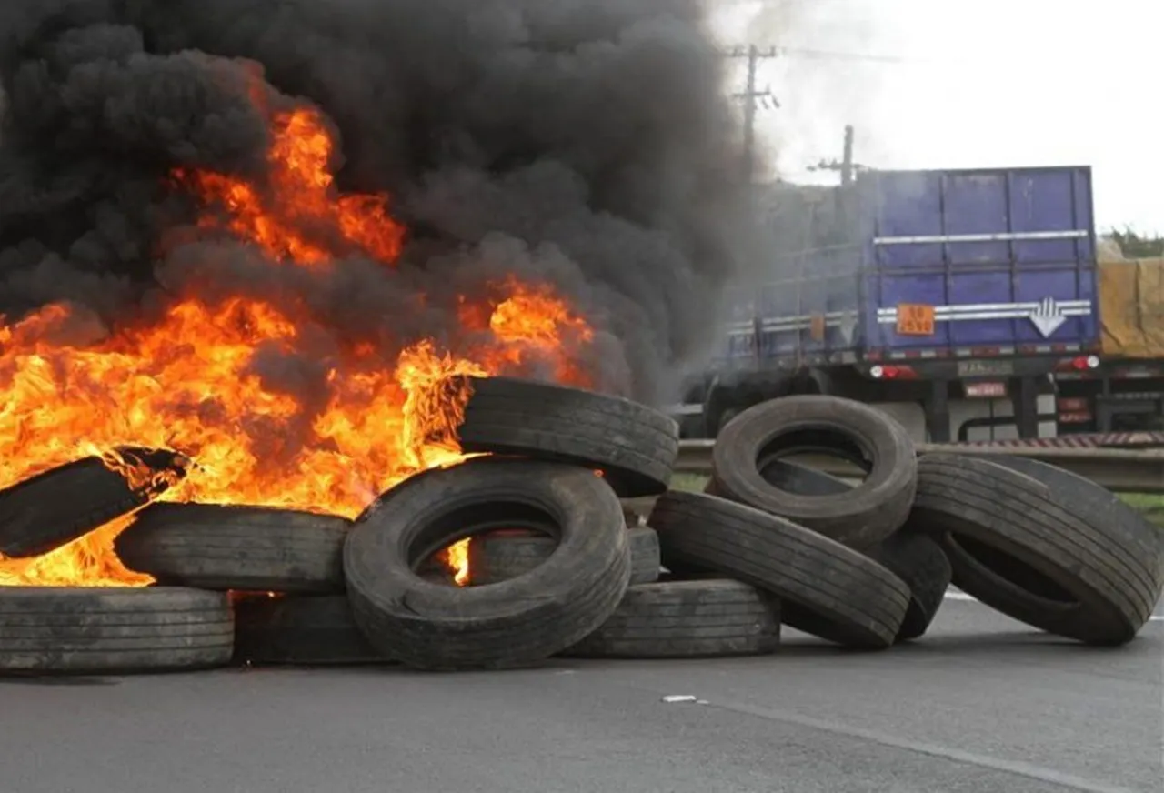 Caminhoneiro é condenado a 5 anos por queimar pneus em protestos