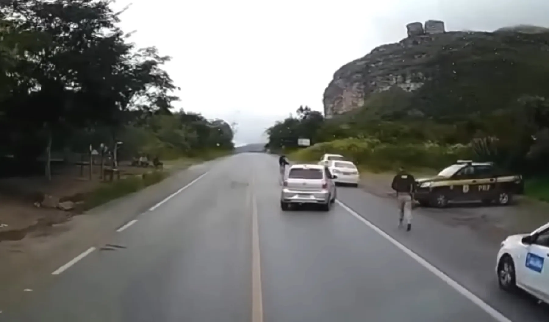 Três carros dão de cara com a PRF após ultrapassarem um caminhão