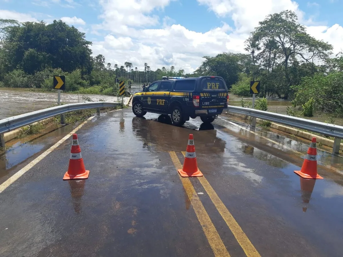 Polícia Rodoviária Federal interdita trecho alagado da BR 222; confira desvios