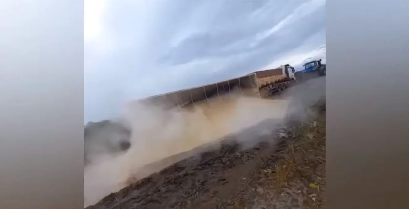 Caminhoneiro fica revoltado ao tombar caminhão por causa da estrada