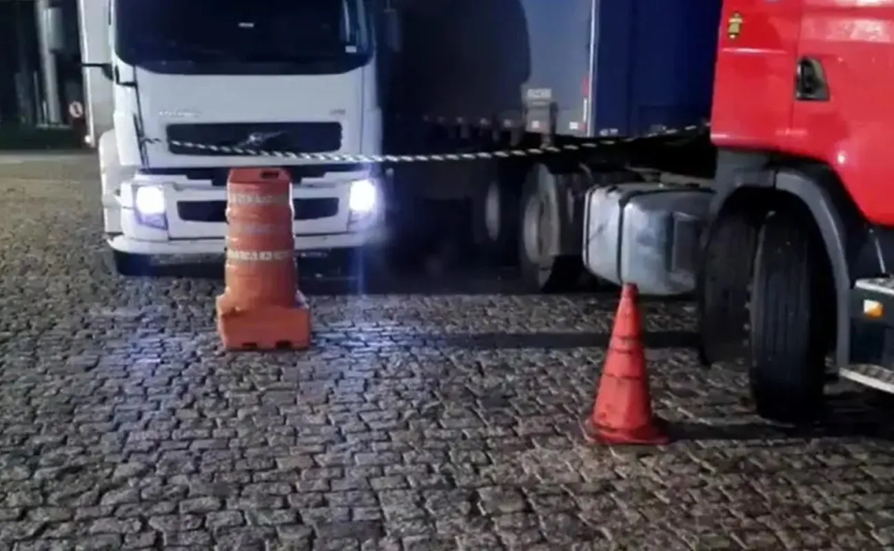 Caminhoneiro morre após descer de veículo e ser atropelado