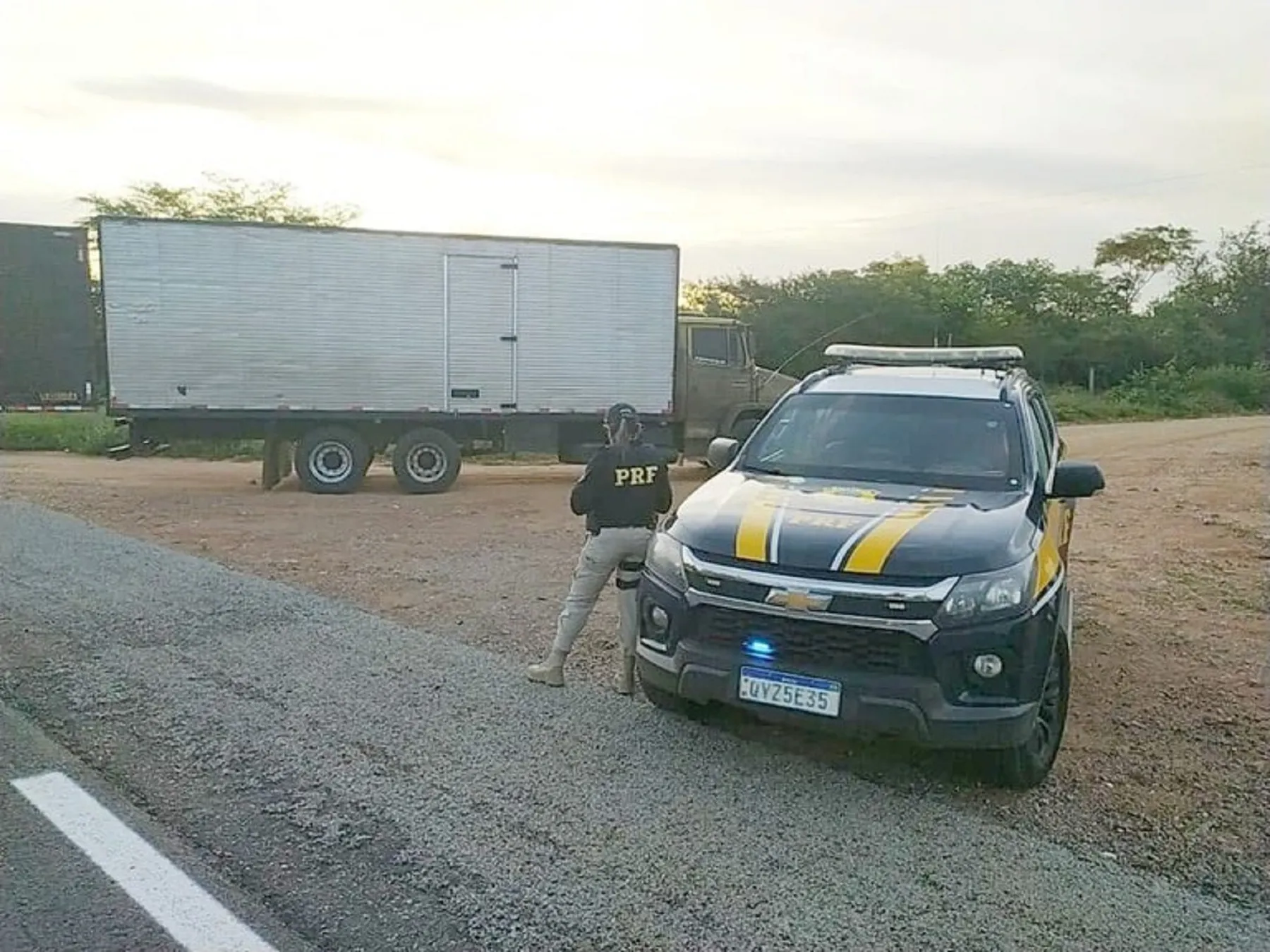 PRF detecta excesso de peso e acaba descobrindo documento falso de caminhão