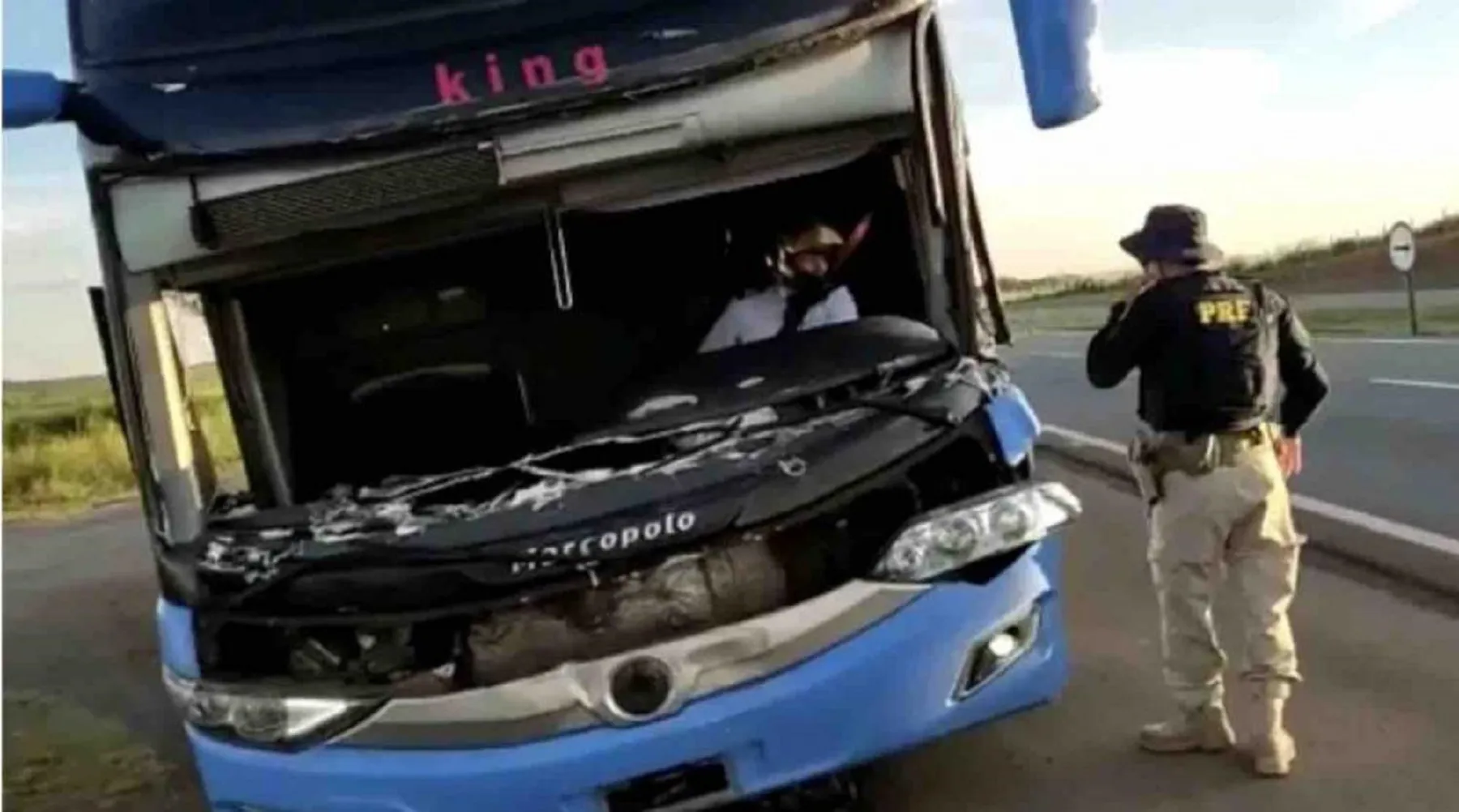 PRF flagra motorista de ônibus dirigindo com capacete