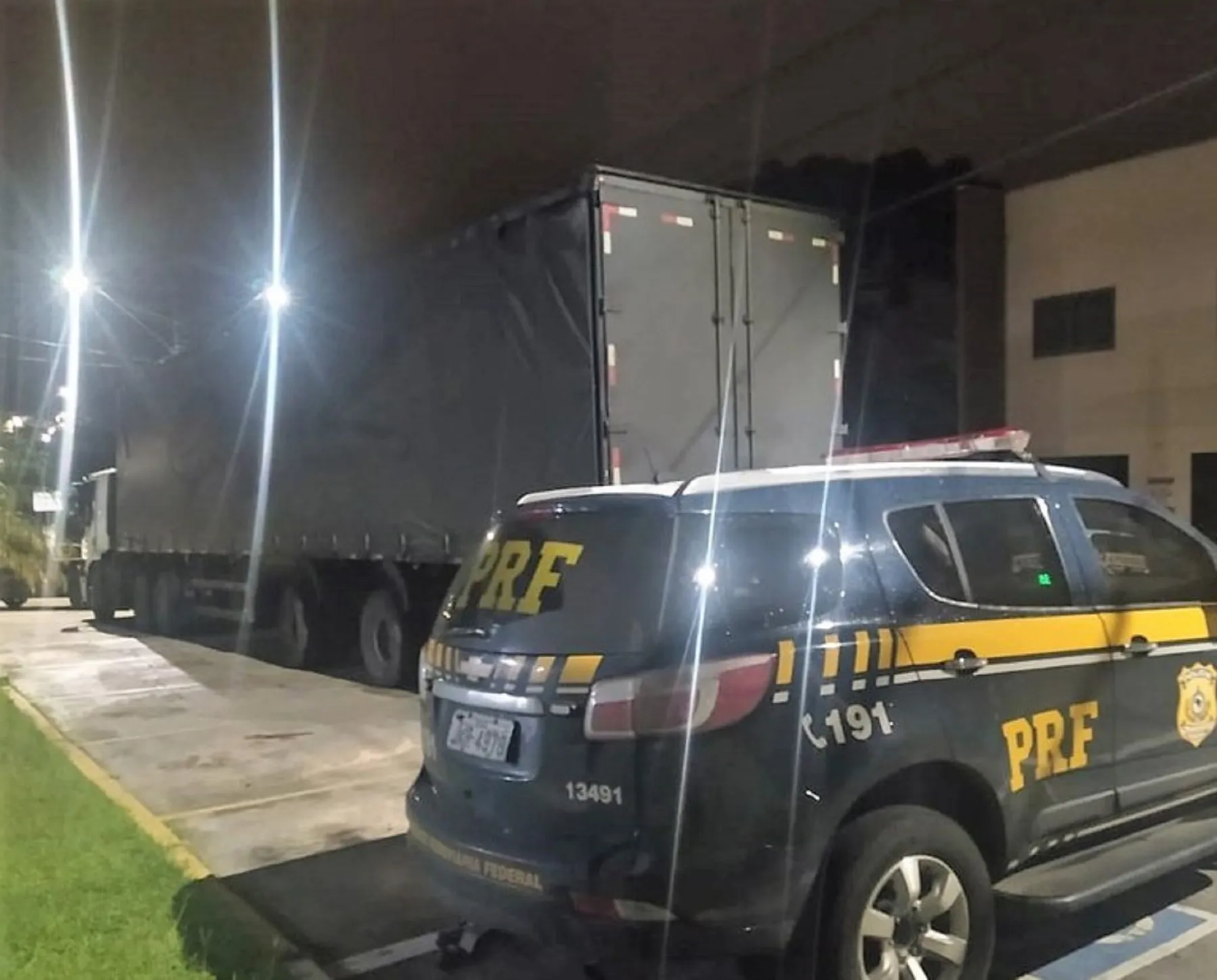 Semirreboque que trafegava com placa adulterada é apreendido pela PRF