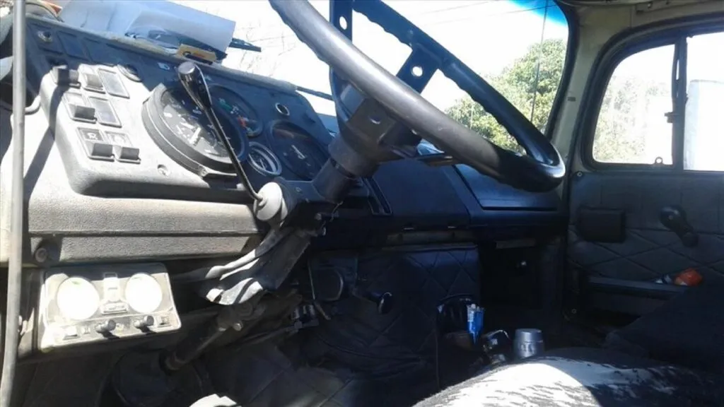 Mercedes-Benz 1518 Interior