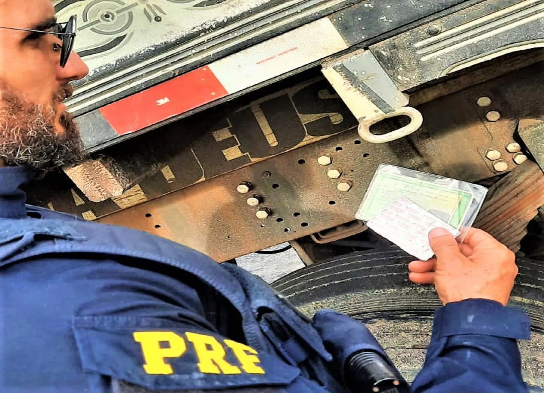 Após fiscalização realizada em 6 caminhões, PRF retira mais de 100 comprimidos de rebite de circulação