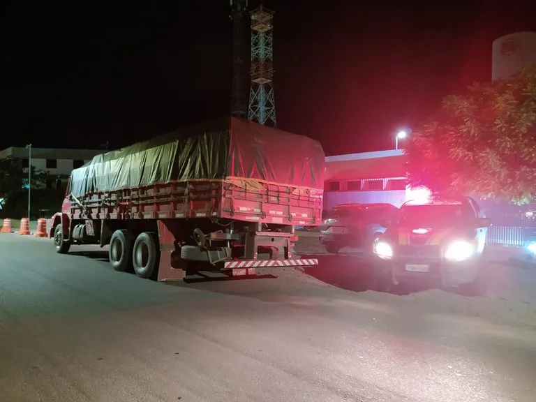 Caminhoneiro é detido após ser pego com carga de gesso com nota fiscal falsa
