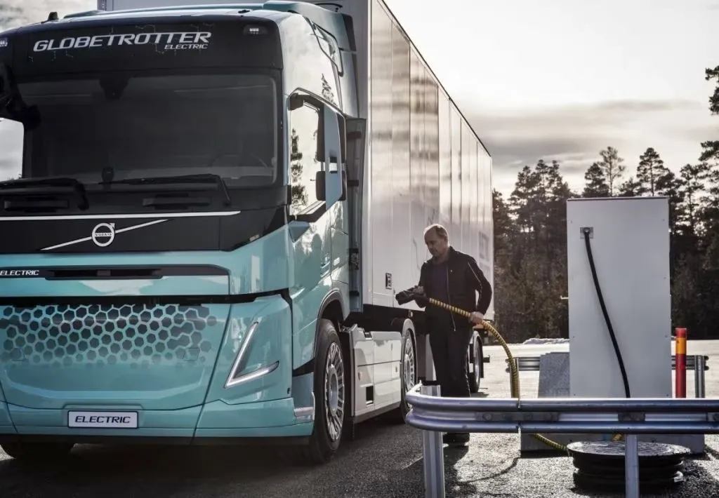 Fábrica da Volvo recebe pedido recorde de caminhões elétricos