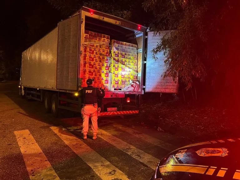 Polícia apreende mais de 100 mil latas de cerveja sem nota fiscal em caminhão