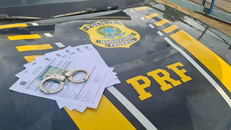 Caminhoneiro é preso após utilizar CNH comprada pela internet