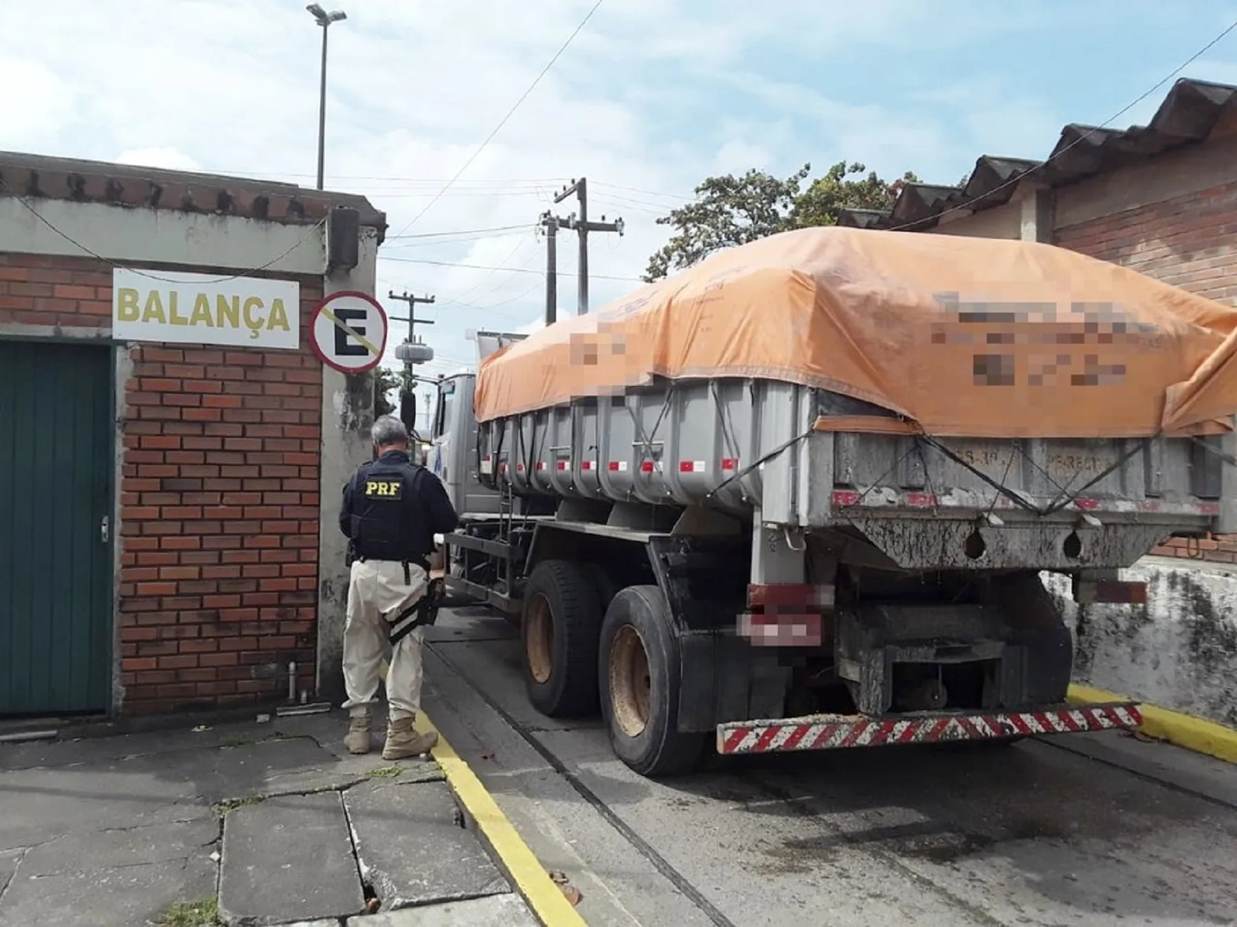 Caminhoneiro E Feito De Palhaco Ao Ter Que Ficar Dando Voltas Em Balanca Para Nao Ser Multado