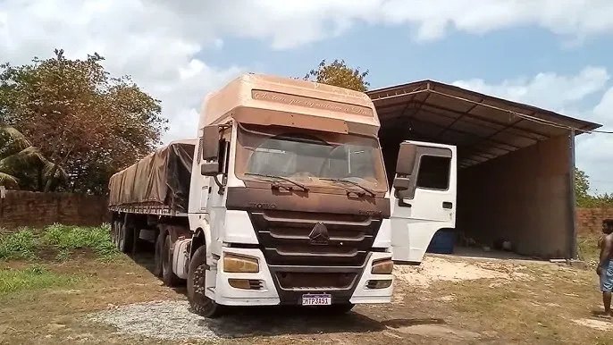 Mecânico mostra caminhão Sinotruk com motor Mercedes adaptado