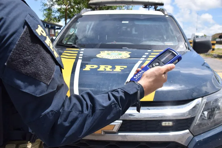 Caminhoneiro admite beber 10 cervejas e acaba preso na BR-316 pela PRF