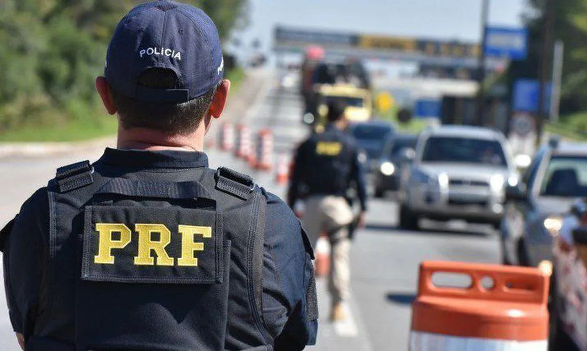 Caminhoneiro auxilia PRF na recuperação de caminhão roubado em Teixeira de Freitas, Bahia