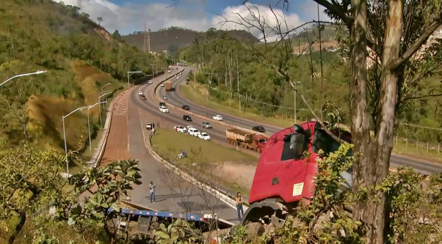 Sem freios: Caminhão atravessa área de escape no Anel Rodoviário e se choca contra árvore