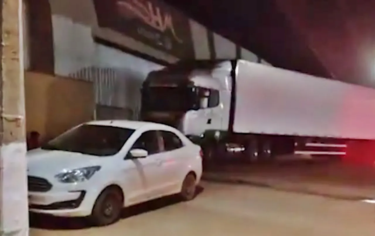 Caminhoneiro bloqueia entrada de depósito após empresa não terminar de conferir mercadorias