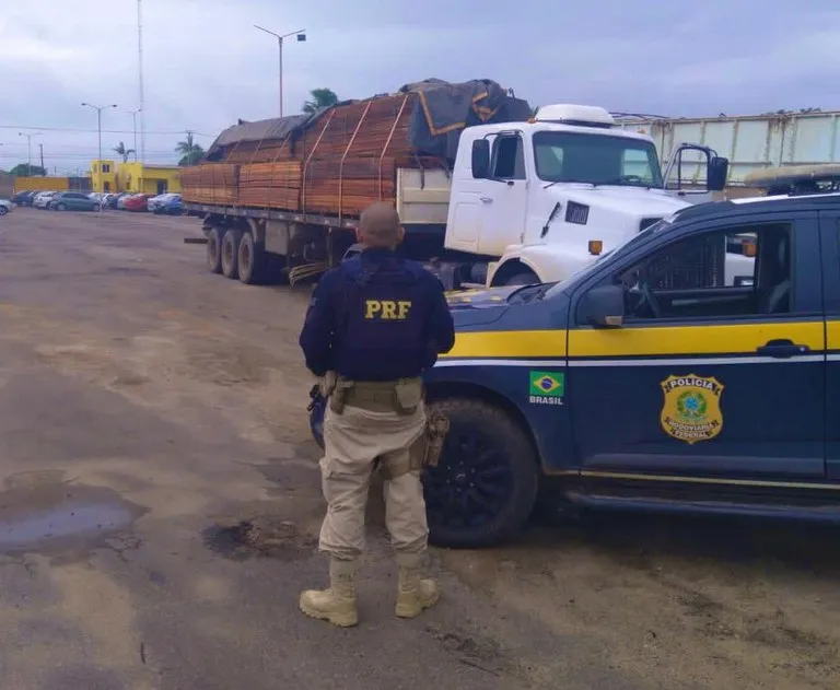 PRF autua responsáveis por crime ambiental após carregamento irregular de madeira serrada