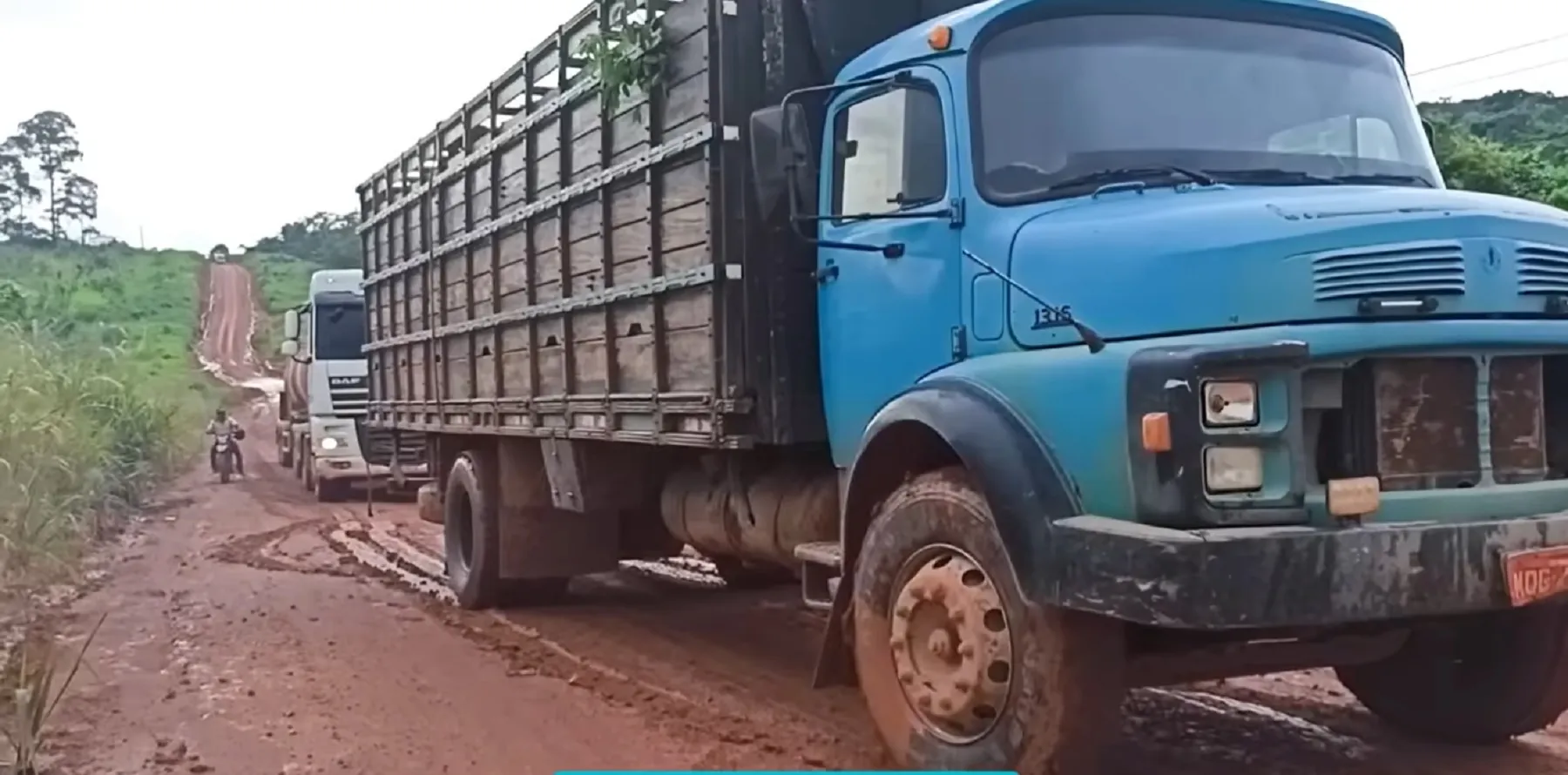 Mercedes 1316 é acionado para resgatar carreta