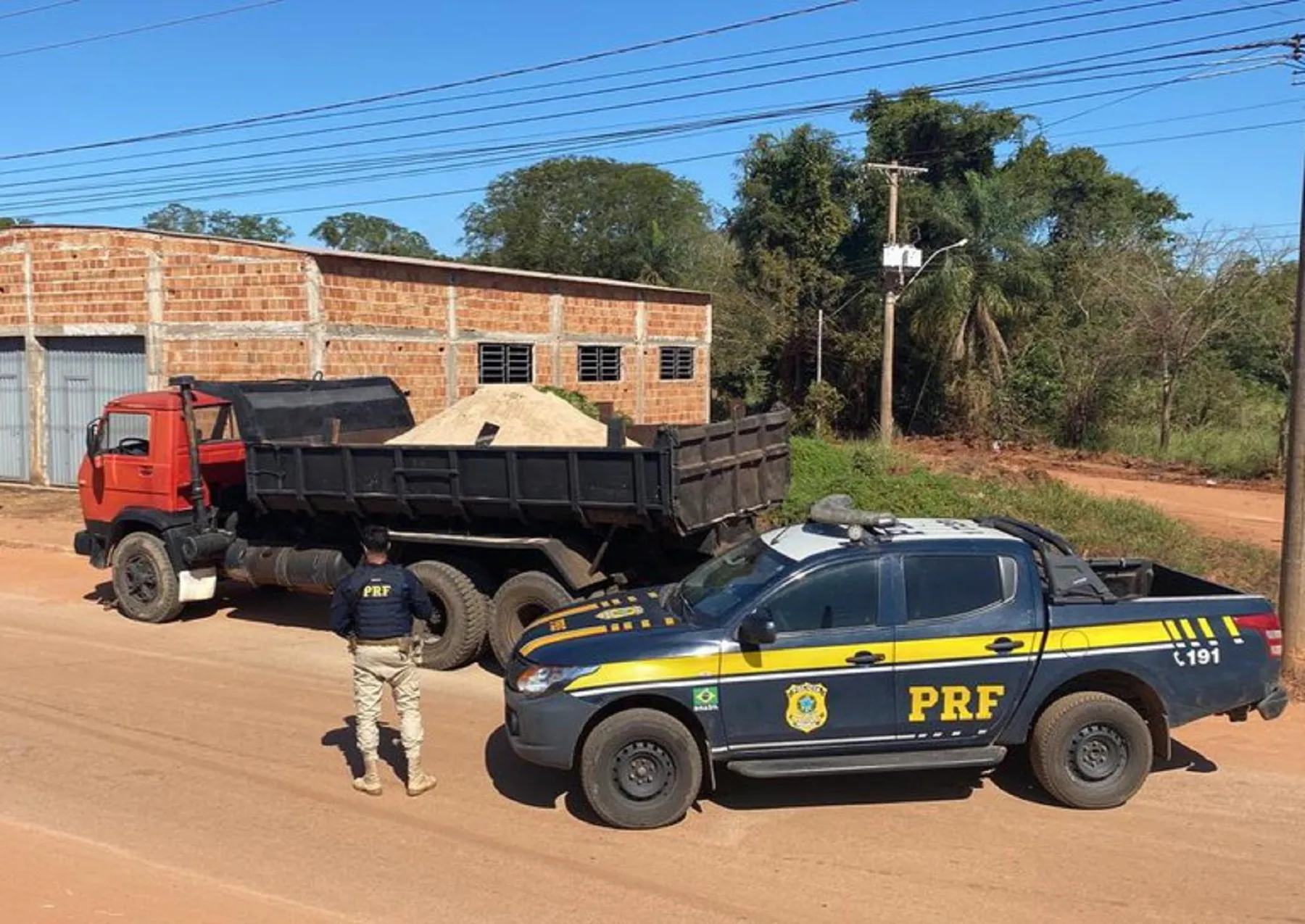 PRF apreende carga de areia extraída ilegalmente