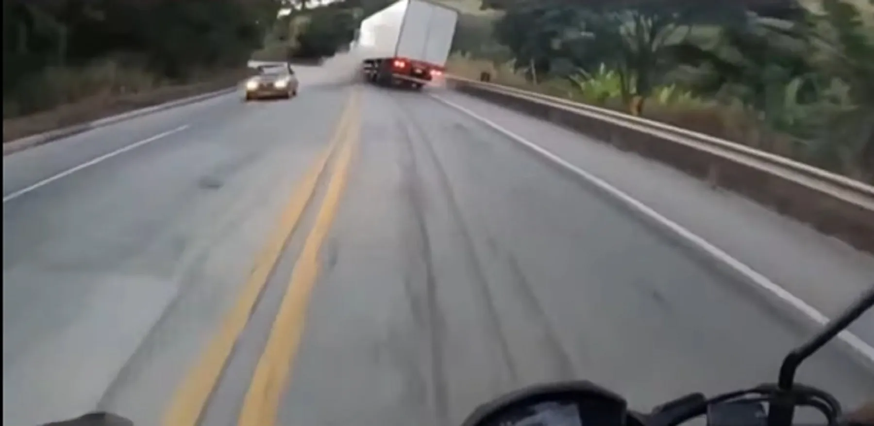 Pneu estoura em curva e carreta quase tomba