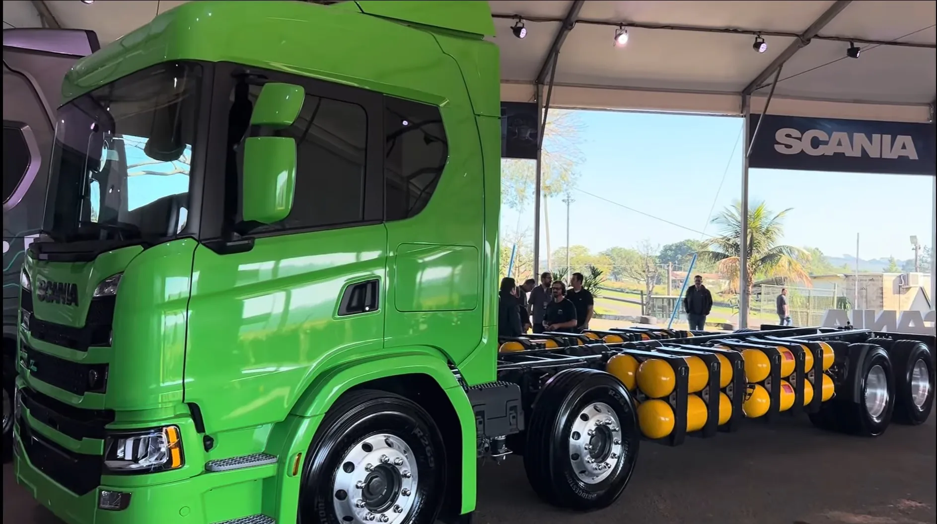 Scania apresenta o bitruck X-gas de 410cv e 900 km de autonomia