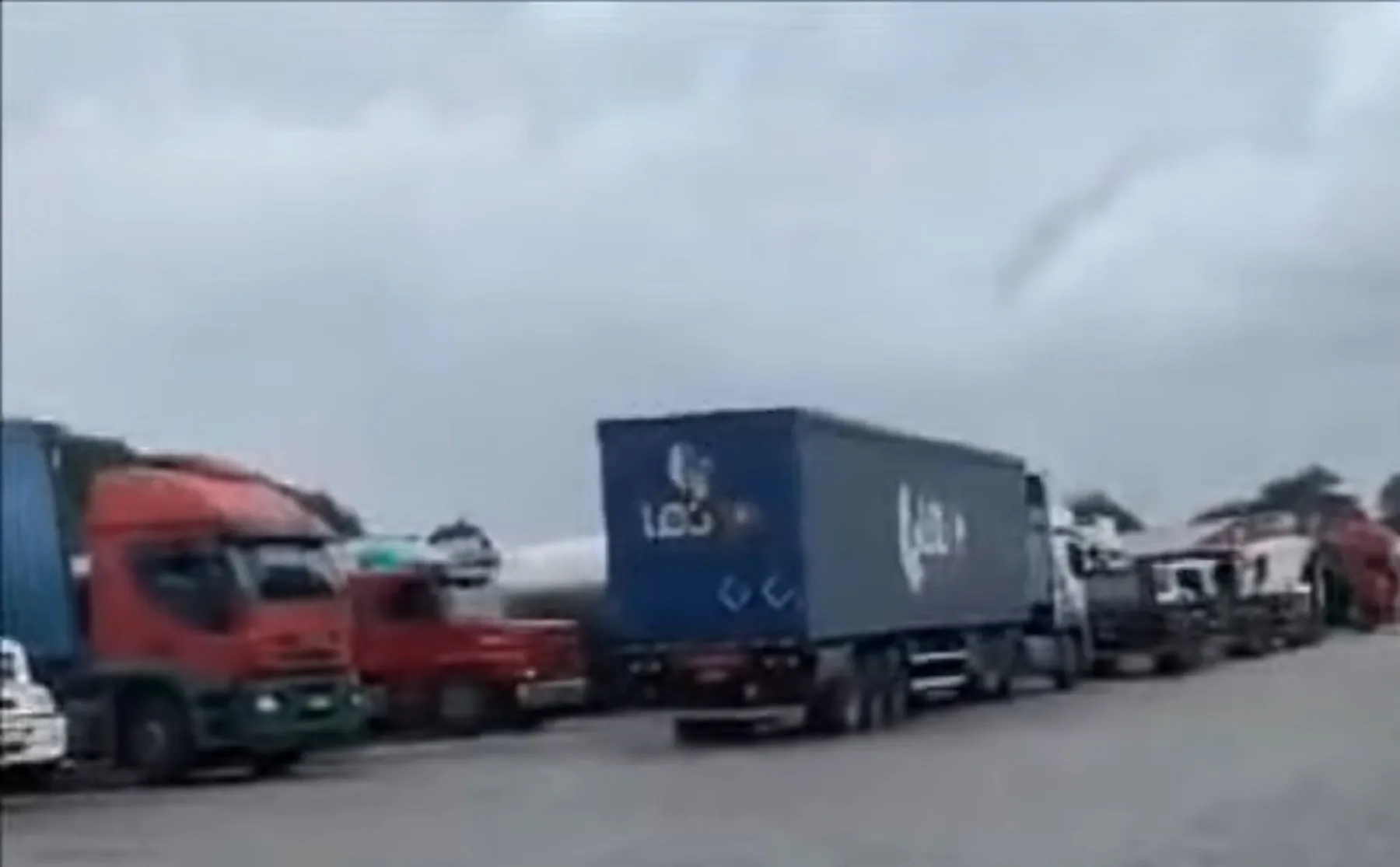Sem carga, caminhoneiro pergunta aonde o transporte vai parar?