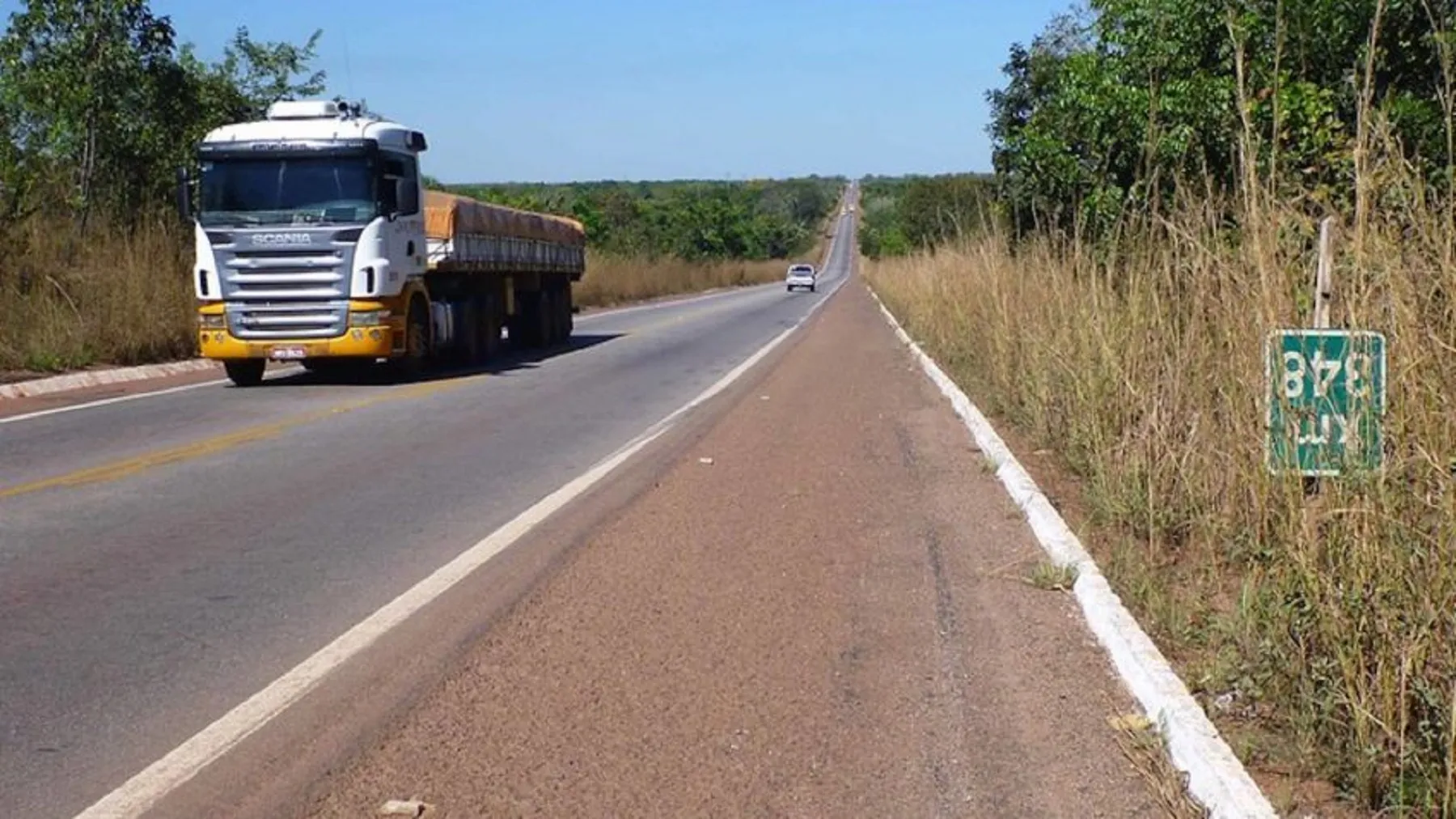 Sequestradores fecham caminhões para sequestrar e roubar caminhoneiros