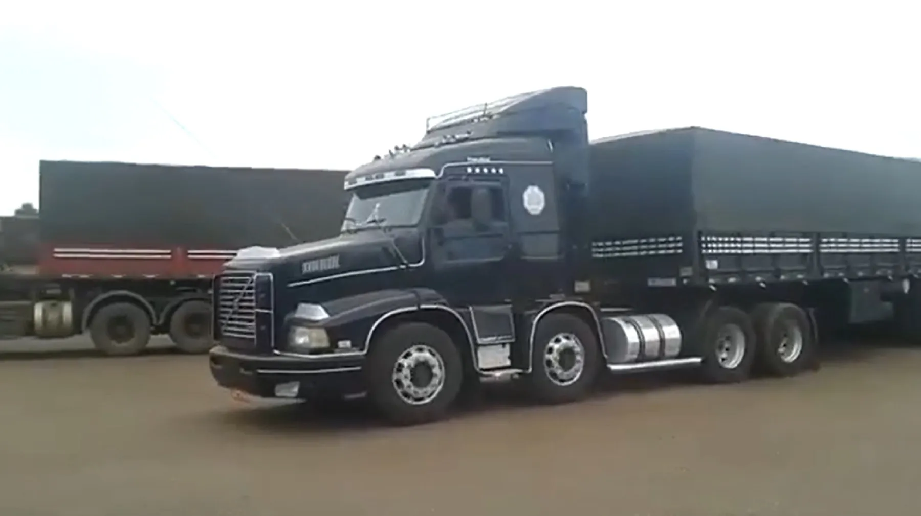 Volvo antigo de 4º eixo chama atenção na internet