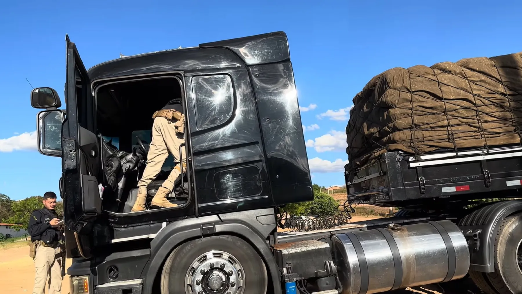 Munição misteriosa aparece em caminhão e motorista vai parar na delegacia: “Vou rasgar minha habilitação”